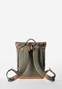 Zaino verde oliva con dettagli in pelle marrone, spallacci regolabili, texture liscia, due zip laterali e maniglia superiore per il trasporto.