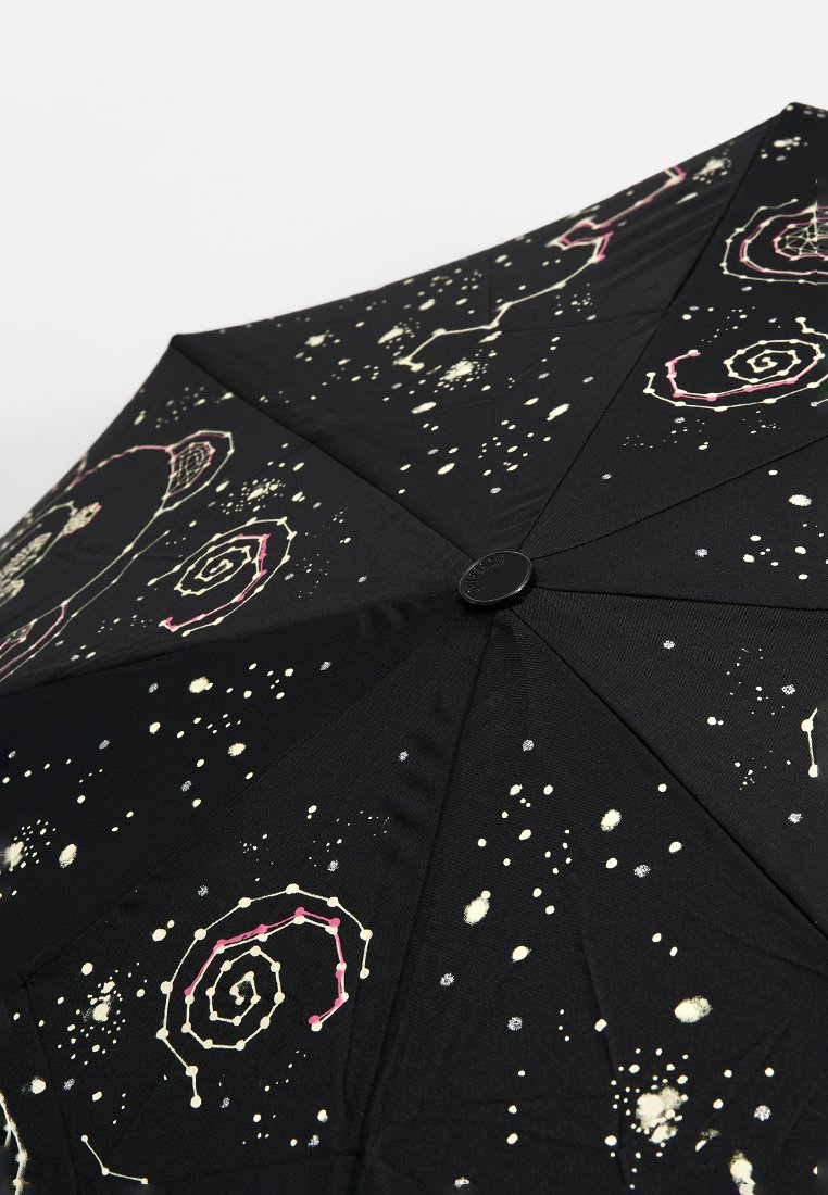 Czarny parasol z białymi i różowymi wzorami konstelacji oraz spiralnych galaktyk rozproszonymi po czaszy.