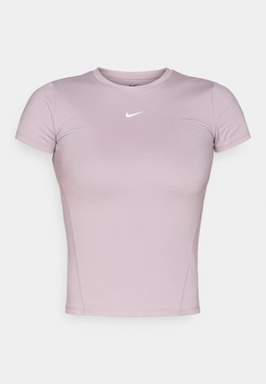 Lila Sport-T-Shirt aus glattem, dehnbarem Material. Verfügt über einen Rundhalsausschnitt und kurze Ärmel mit einem weißen Nike-Logo auf der Brust.