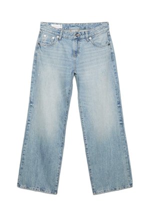 Svetlomodre kavbojke iz jeansa s pokončnimi hlačnicami, zapenjanjem na gumbe, zankami za pas in žepi spredaj ter zadaj, položene na ravno belo podlago.