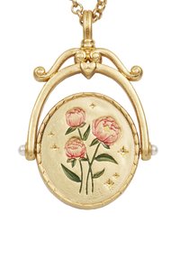 Collier en pendentif en or mettant en avant un design floral avec des pivoines roses, des feuilles vertes et de petites touches dorées. La chaîne comprend des détails en perles.