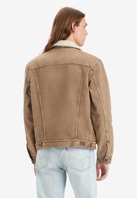 Levi's® TRUCKER  - Chaqueta vaquera - breakfast sandwich sherpa