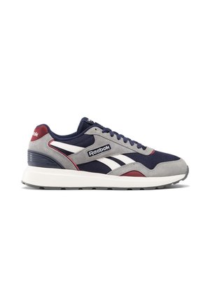 Baskets Reebok avec un dessus en mesh bleu marine, des accents en suède gris, des rayures blanches et un détail rouge au talon, montées sur une semelle en caoutchouc blanc.