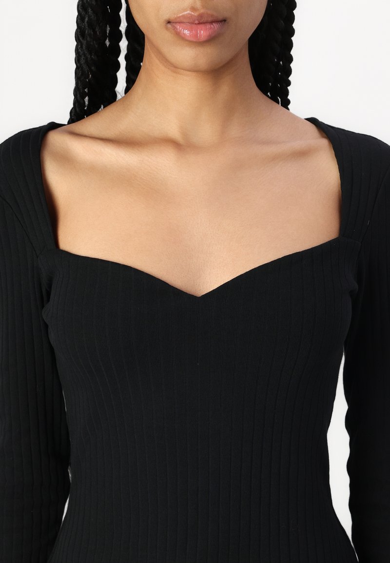 Czarny gładki bodysuit z kwadratowym dekoltem i długimi rękawami, wykonany z rozciągliwego materiału o gładkiej fakturze.