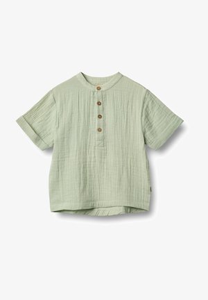 Šviesiai žalia trumpa rankovė marškiniai, pagaminti iš tekstūruoto audinio, su apykakle ir keturiais mediniais mygtukais priekyje.