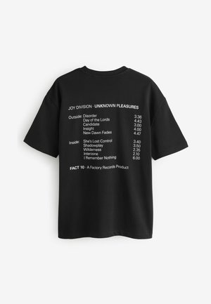 Crna pamučna majica s bijelim ispisanim tekstom koji navodi naslove pjesama i njihovo trajanje s albuma "Unknown Pleasures" grupe Joy Division.