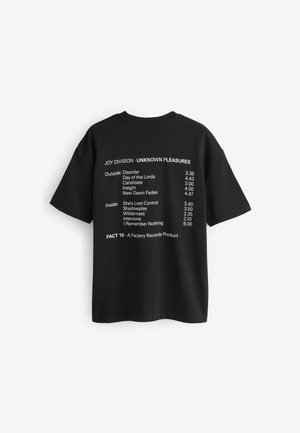 Černé bavlněné tričko s bílým potiskem textu uvádějícího názvy písní a jejich délky z alba "Unknown Pleasures" od Joy Division.