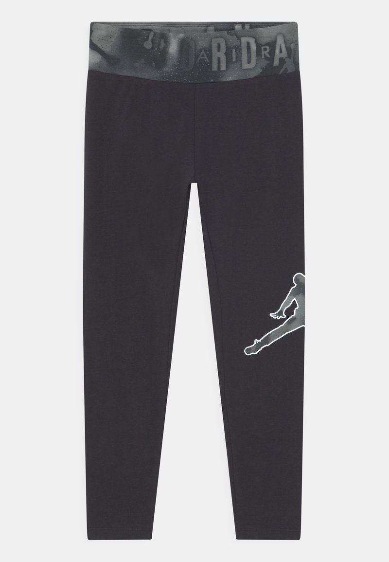 Leggings neri con una cintura ampia e decorata. Presentano un grande logo Jumpman riflettente sulla parte inferiore della gamba. Realizzati in materiale elastico.