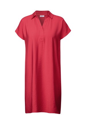 Robe rouge à manches courtes avec un col, fabriquée en tissu lisse avec une surface légèrement texturée et une coupe décontractée.