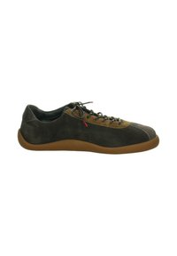 Lage casual sneaker in donkergroen en bruine suede met vetersluiting en een gladde bruine rubberen zool, zijaanzicht.