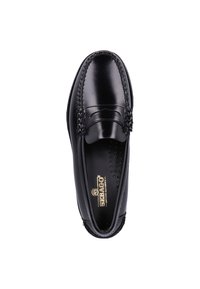 Mocassino in pelle nera con finitura liscia, cuciture decorative e soletta imbottita con piccole perforazioni per la traspirabilità.