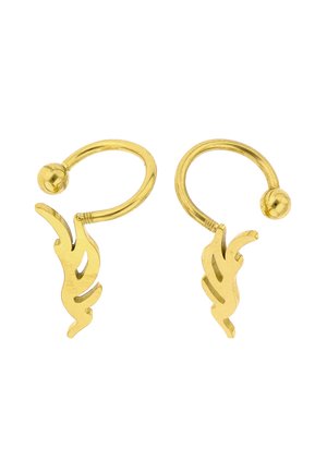 O pereche de cercei mici rotunzi din aur cu charm-uri abstracte în formă de flacără atârnând de cercuri, fiecare terminându-se cu un clasică bilă de aur.