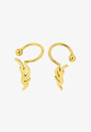 Pár kis arany karika fülbevaló, amelyeken absztrakt láng formájú medálok lógnak, minden medál egy arany gömbkapoccsal végződik.