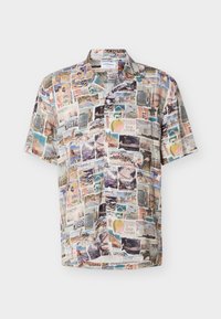 Πουκάμισο με κουμπιά και κοντά μανίκια, με πολύχρωμα σχέδια παλιών τουριστικών καρτ ποστάλ που απεικονίζουν παραλίες, αξιοθέατα και αστικά τοπία από διάφορες τοποθεσίες.