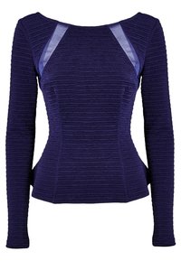 Mørk lilla langærmet top i struktureret ribbet stof, med gennemsigtige detaljer på skuldrene og en tætsiddende silhuet.