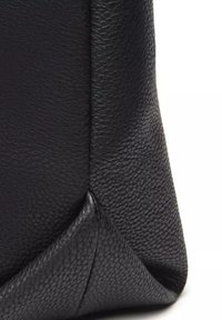 Borsa nera in pelle con finitura testurizzata e fondo angolato. Presenta angoli arrotondati e cuciture visibili lungo i bordi.