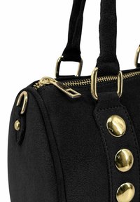 Sac à main noir avec un coin, fermeture éclair dorée, trois boutons dorés et des poignées noires attachées par des anneaux rectangulaires dorés.