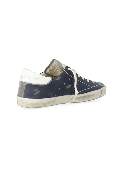 Marine lædersneaker med hvid hæl og tunge, off-white snørebånd og grå detaljer. Slidt sål med tekstureret overflade. Minimalistisk design.