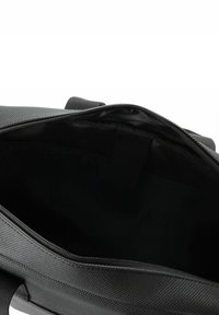 Sort tekstureret taske med lynlås. Indvendigt har den en glat, mørk foring og har en elastisk løkke til organisering.