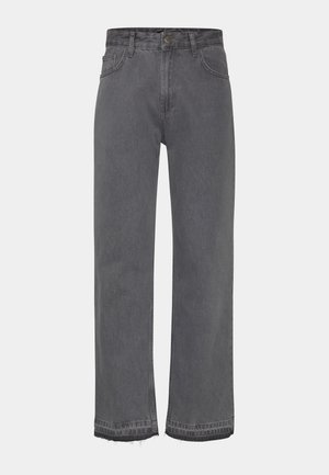 Graue weite Jeans aus Denim mit einem ausgewaschenen Finish, einem Knopfverschluss und fransigen Säumen. Zwei seitliche Taschen sind sichtbar.