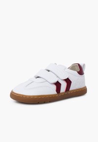 Sneaker bianche con chiusure in velcro, con accenti laterali rossi e bordeaux, suola in gomma, tomaia in pelle testurizzata e un logo sul tallone.