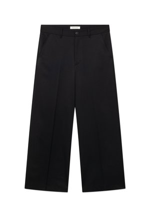 Schwarze, weit geschnittene Hose mit Gürtelschlaufen, seitlichen Taschen, vorderer Knopfleiste und Reißverschluss, flach auf weißem Hintergrund präsentiert.
