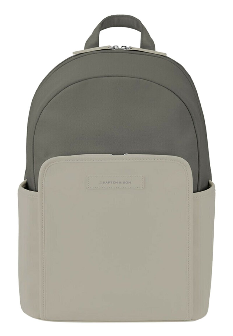 Zaino in tessuto grigio con tasca anteriore grigio chiaro. Presenta una parte superiore arrotondata, doppia cerniera e una maniglia superiore. Design minimalista senza motivi.