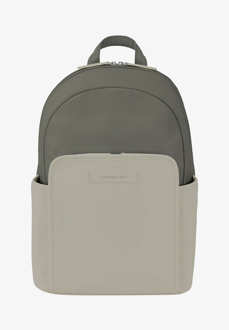 Zaino in tessuto grigio con tasca anteriore grigio chiaro. Presenta una parte superiore arrotondata, doppia cerniera e una maniglia superiore. Design minimalista senza motivi.