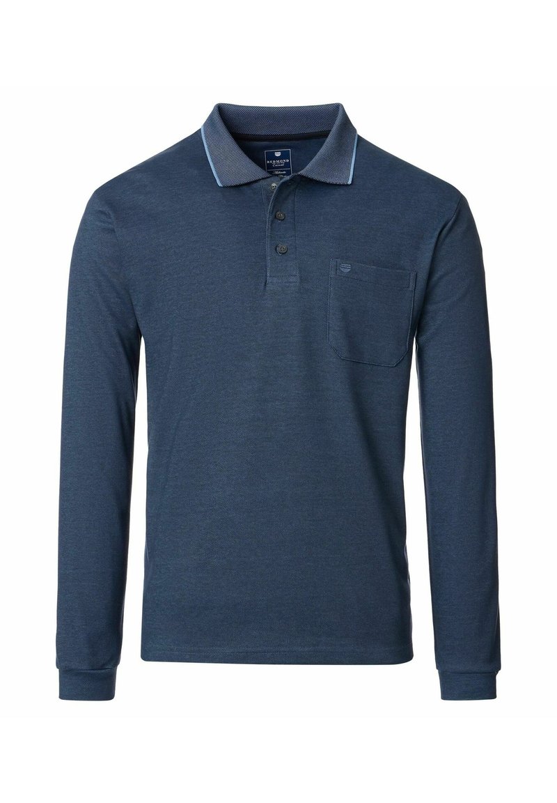 Marineblauwe polo met lange mouwen in een gestructureerde stof, met een klassieke kraag, een drieknopenpolo en een borstzak. Lichte blauwe kraagaccenten.