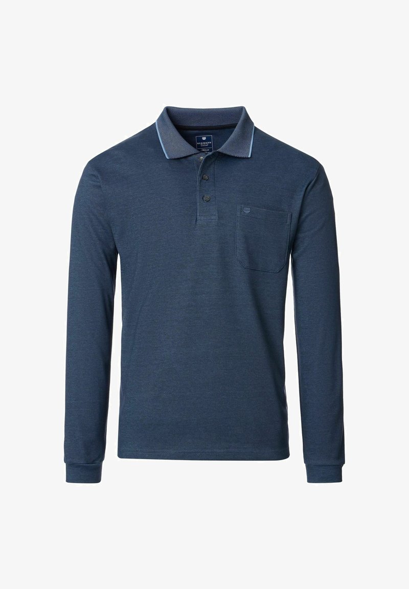 Marineblauwe polo met lange mouwen in een gestructureerde stof, met een klassieke kraag, een drieknopenpolo en een borstzak. Lichte blauwe kraagaccenten.