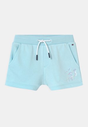 Jasnoniebieskie bawełniane szorty z elastycznym paskiem w talii, sznurkiem, bocznymi kieszeniami i błyszczącym detalem logo z przodu. Gładka tekstura.