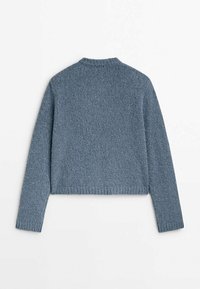 Pull cropped à manches longues en tissu bleu doux et texturé. Il présente un col rond et un ourlet côtelé. Aucune quincaillerie ou motif visible.