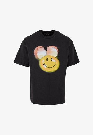 Juodas medvilninis marškinėliai su grafiniu dizainu, vaizduojančiu šypseną ir piešinio stiliaus ausis, su šviesiai rožinėmis, geltonomis ir baltomis detalėmis.