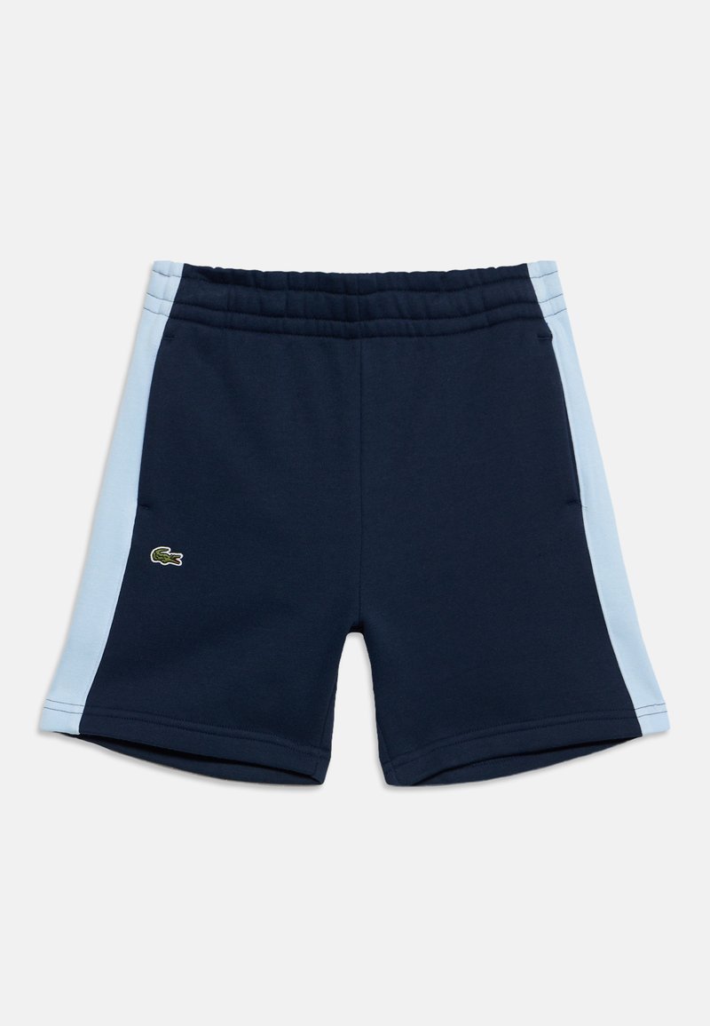 Short de sport bleu marine avec des panneaux latéraux bleu clair et une ceinture élastique, avec un petit logo crocodile vert sur la jambe gauche.