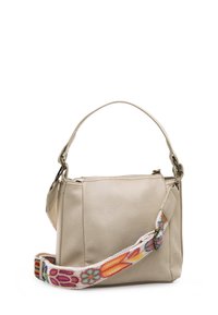 Borsa a tracolla in pelle beige dalla forma rettangolare, con una tracolla ricamata con fiori colorati e chiusura con cerniera.