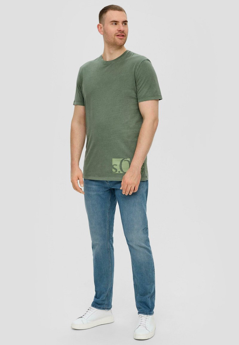 s.Oliver MIT LOGO PATCH - T-Shirt basic - tannengrün