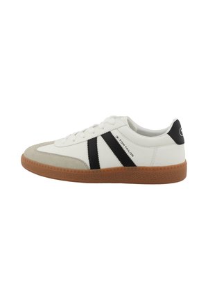 Sneaker bianca bassa con punta beige, strisce diagonali nere, suola in gomma e marchio Tom Tailor sul lato e sul tallone.