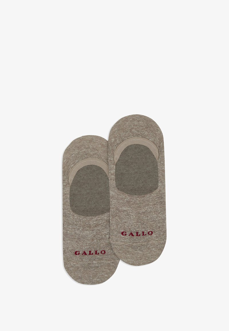 Calze invisibili beige con texture morbida, area della punta rinforzata e logo "GALLO" in bordeaux. Design leggero per un uso discreto.