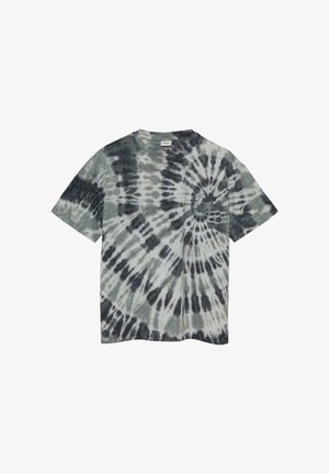 Czarna i szara koszulka z krótkim rękawem z motywem tie-dye w spirale, z okrągłym dekoltem, ułożona płasko na białym tle.