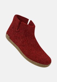 Stivaletti alla caviglia in feltro rosso con design slip-on, caratterizzati da un'esterno testurizzato e una suola in gomma naturale, che mostrano uno stile minimalista.