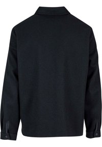 Zwarte lange mouwen shirt met een kraaghalslijn, voorzien van een gladde textuur en knoopmanchetten. Eenvoudig ontwerp zonder patronen of prints.