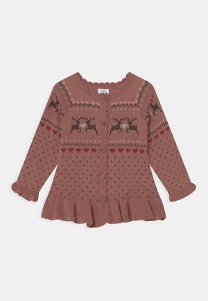 Bruine gebreide cardigan met rendierpatroon, hartdetails, ruches bij de hals en manchetten. Vijf houten knopen en een uitlopende zoom.