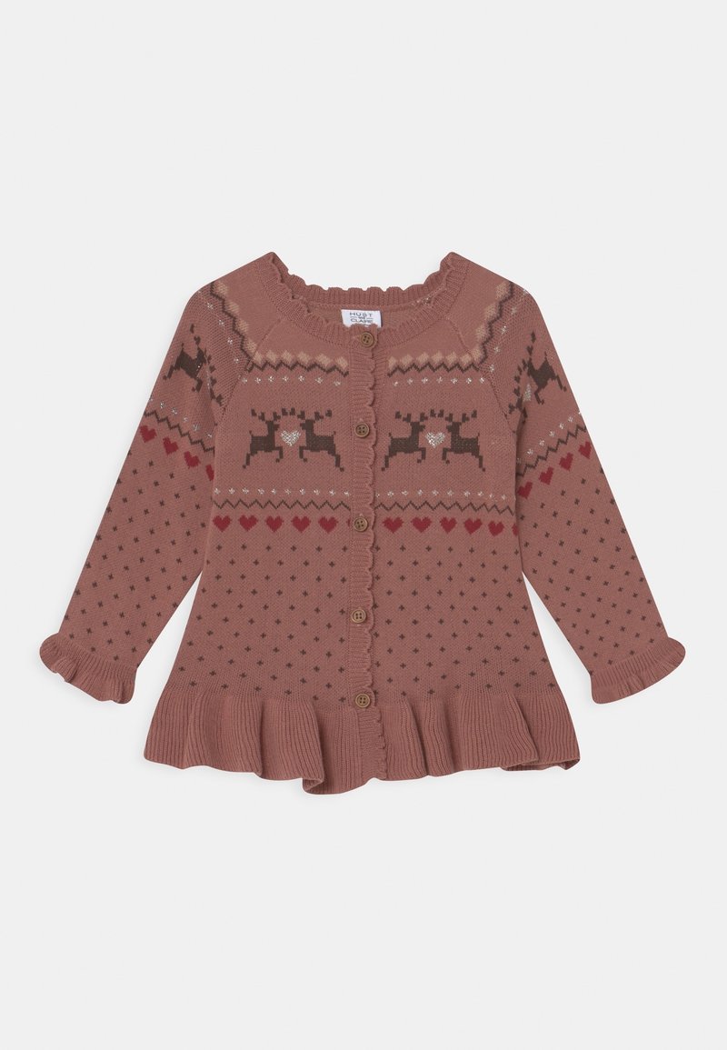 Cardigan en laine marron avec motif de renne, détails en forme de cœur, encolure à volants et poignets froncés. Cinq boutons en bois et un ourlet évasé.