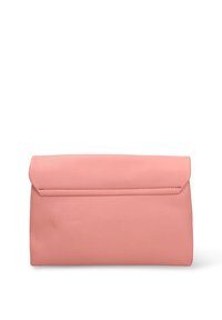 Clutch in pelle rosa con design a patta piegata. Presenta una texture liscia e hardware minimale. Forma rettangolare compatta.