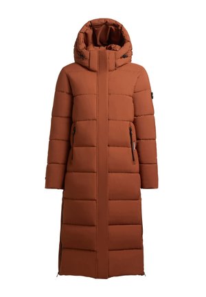 Długi, puszysty płaszcz zewnętrzny w kolorze rdzy, z wysokim kołnierzem z kapturem, zamykanymi kieszeniami na zamek i poziomym pikowaniem.