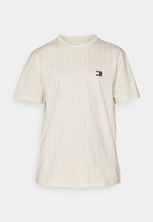 Beiges Kurzarm-T-Shirt mit dünnen weißen vertikalen Streifen und einem kleinen rot-weiß-blauen Tommy Jeans Logo auf der Brust.