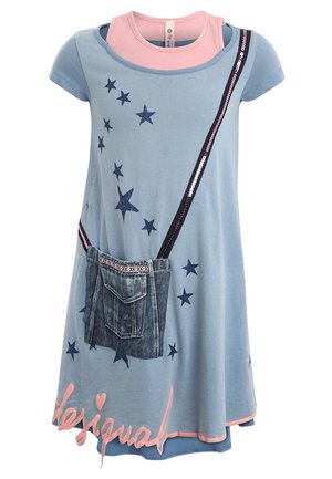 Blauwe katoenen jurk met korte mouwen, sterprint, roze accenten en een denim zakdetail. De zoom heeft een ontwerp met roze tekst.