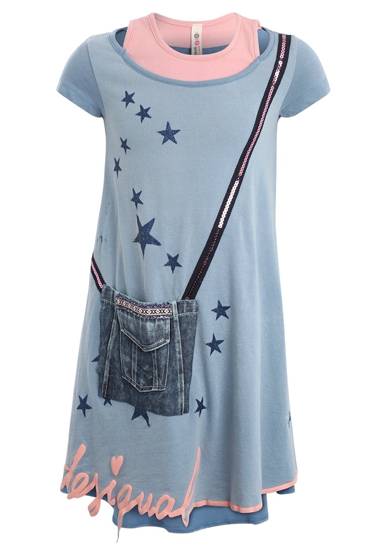 Niebieska bawełniana sukienka z krótkimi rękawami, wzór w gwiazdki, różowe akcenty i detal z dżinsu w kieszeni. U dołu znajduje się różowy nadruk tekstowy.
