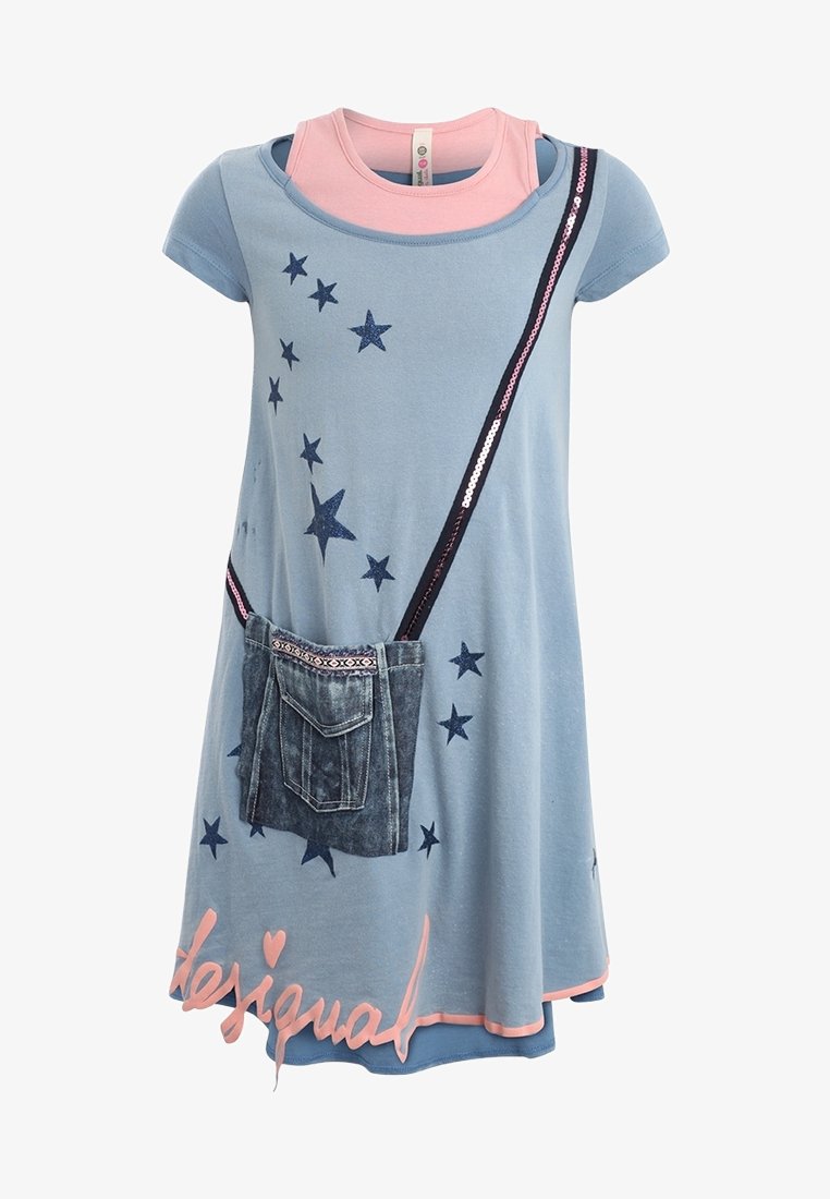 Niebieska bawełniana sukienka z krótkimi rękawami, wzór w gwiazdki, różowe akcenty i detal z dżinsu w kieszeni. U dołu znajduje się różowy nadruk tekstowy.