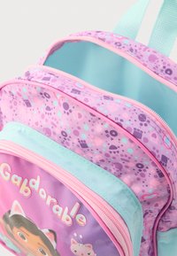 Vijoličen in roza nahrbtnik z vzorčasto zunanjostjo, z sprednjim žepom in svetlo modrimi poudarki. Razkriti so predeli z zadrgo.